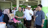 Wali Kota Denpasar, Jaya Negara saat meninjau pelaksanaan Pasar Murah, pada Rabu (15/3/2023). (Agus Pebriana/diksimerdeka.com)