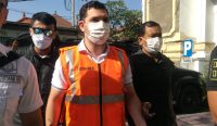 WN Suriah, Mohammad Zghaib yang kedapatan memiliki KTP dan KK saat tiba di Kejari Denpasar, Rabu (15/03/23). (Nyoman/diksimerdeka.com)