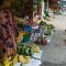 Pedagang buah-buahan di Pasar Inpres Manonda. (Rahmad/diksimerdeka.com)