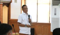 Ketua SMSI Bali, Emanuel Dewata Oja saat menjadi pemateri pelatihan jurnalistik Kemenkumham Bali, Selasa (28/02/23). (Agus Pebriana/ diksimerdeka.com)