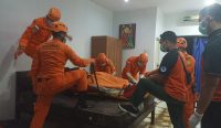 Tim Basarnas Bali saat mengevakuasi jenazah di sebuah rumah di Jalan Soputan Denpasar, Kamis (3/03/23). (Agus Pebriana/diksimerdeka.com)