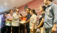 Wakil Gubernur Bali Tjokorda Oka Artha Ardhana Sukawati (Cok Ace) saat menyerahkan sertifikat NIB di Four Star Hotel-Denpasar, pada Jumat (10/3). (hms/diksimerdeka.com)