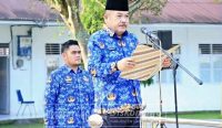 Sekretaris Daerah Kabupaten Labuhanbatu Ir. Muhammad Yusuf Siagian, MMA saat menjadi Inspektur upacara (Irup) Hari Kesadaran Nasional di Halaman Gedung Diklat Badan Kepegawaian, Pendidikan, dan Pelatihan Kabupaten Labuhanbatu, Jumat (17/3/2023). (Hadyanto Sinaga/diksimerdeka.com)