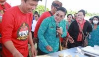 Ketua TP PKK Provinsi Bali, Ny. Putri Koster saat mengunjungi Pasar Rakyat di Lapangan Puputan Margarana Niti Mandala Renon, Denpasar, pada Jumat (17/3/2023). (TP PKK Bali/diksimerdeka.com)