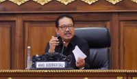 Wakil Gubernur Bali, Tjok. Oka Sukawati (Cok Ace) saat memimpin HLM TPID Provinsi Bali, pada Senin (20/03/2023). (Pemprov Bali/diksimerdeka.com)