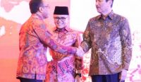Menpan RB, Abdullah Azwar Anas saat memberikan penghargaan yang diterima Walikota Denpasar, I Gusti Ngurah Jaya Negara serangkaian SPBE Summit 2023 di Jakarta, Senin (20/3/23). (Pemkot Denpasar/diksimerdeka.com)