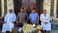 Tangkapan layar video kesaksian Nyoman Wiryanta (dua kiri) besama Wayan Putra Jaya (dua kanan) dan keluarga terkait sanksi kesepekang yang dialaminya, Selasa (16/04/23). (foto: Doc/Nyoman Wiryanta)