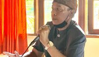 Wayan Sutita SH alias Wayan Dobrak selaku kuasa hukum Nyoman Lama dan Nyoman Toplo saat mediasi di Kantor Perbekel Sayan, Rabu (12/03/23). (foto: Nyoman/diksimerdeka.com)