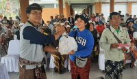 Penyaluran paket sembako bantuan Polda Bali kepada pedagang acung di seputaran kawasan Pura Agung Besakih, Jumat (7/03/23). (foto: Doc/Polda Bali)