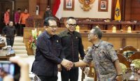 Wagub Cok Ace saat menghadiri Rapat Paripurna ke – 9 DPRD Provinsi Bali di ruang Sidang Utama Kantor DPRD Provinsi Bali, Renon, Senin, (03/04/2023). (Agus Pebriana/diksimerdeka.com)