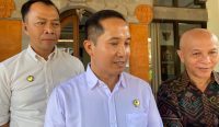 Ketua GP Farmasi Provinsi Bali, Kadek Sudika SE (tengah), usai pertemuan dengan Kadin Bali, Kamis (06/03/23). (foto: Nyoman/diksimerdeka.com)