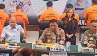 Polda Metro Jaya saat merilis pengungkapan kasus peredaran narkotika golongan 1 jenis Pil PCC (Paracetamol, Carisoprodol dan Cafein) Senin (10/03/23). Ketiga pelaku berikut barang bukti diamankan dalam penagkapan di Ruko Citra Raya The Bolevard Jalan Panongan Ecopolis Blok VD01/R56 Kabupaten Tangerang, Banten, pada (27/3/23) lalu. (foto: Bustami/diksimerdeka.com)