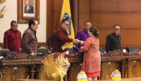 Ketua DPRD Provinsi Bali, Adi Wiryatama menerima laporan dari Anggota DPRD Bali penyampai Raperda Perlindungan Anak, I Wayan Sari Galung, Senin (10/04/2023). (foto: Agus Pebriana/diksimerdeka.com)