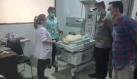 Kondisi bayi yang ditemukan oleh warga saat mendapat perawatan di RSUP prof Ngoerah Denpasar. (Dewa Fathur/diksimerdeka.com)