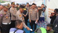 Kapolda Metro Jaya Irjen Karyoto saat meninjau posko pengamanan dan pelayanan di Kedung Waringin, Kabupaten Bekasi. (Bustami/diksimerdeka.com)