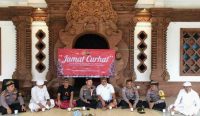 Kapolsek Denpasar Utara Iptu Putu Carlos Dolesgit bersama jajarannya melakukan program Jumat curhat di Pura Swagina Taman Sari. (doc/diksimerdeka.com)