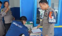 Subsatgas Dokkes saat melakukan pemeriksaan urine terhadap pengemudi bus Antar Kota, Antar Provinsi, Jumat (28/4/2023). (doc/diksimerdeka.com)