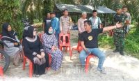 Wakil Bupati Labuhanbatu Hj. Ellya Rosa Siregar, S.Pd.,MM didampingi Lurah Urung Kompas Raja M Ritonga dan Polairud P. Sitinjak meninjau langsung lokasi pencarian salah satu warga yang tenggelam di sungai bilah, di lingkungan Sioldengan kelurahan Urung Kompas, Kecamatan Rantau Selatan. Kamis (13/4/23). (foto: Hadyanto Sinaga/ diksimefdeka.com)