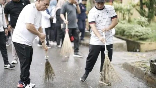 Bupati Labuhanbatu Erik Adtrada Ritonga bersama Wakil Bupati Labuhanbatu Elya Rosa Siregar saat menggiatkan gotong royong "Jumat Bersih", Jumat (12/04/23). (Foto: Hadyanto Sinaga/diksimerdeka.com)