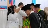 Wakil Bupati Labuhanbatu, Elly Rosa Siregar saat melepas siswa Yayasan Perguruan Islam Elpi Al Aziz, Rabu (17/05/23). (Foto: Hadyanto Sinaga/diksimerdeka.com)