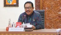 Wakil Gunernur Bali saat membuka sosialisasi pelaksanaan Permen ESDM No. 12 tahun 2022, Selasa (23/05/23). (Foto: diksimerdeka.com)