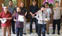 Gubernur Bali, Wayan Koster (tengah-depan) bersama Kapolda Bali, Putu Jayan Danu Putra (kanan-depan) saat memberi keterangan pers penanganan WNA bermasalah di Bali, Minggu (28/05/23). (Foto: diksimerdeka.con)