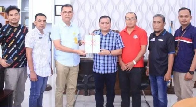 Penyerahan sertifikat aset milik daerah dari BPN Labuhanbatu kepada Bupati, Sabtu (20/05/23). (Foto: Hadyanto Sinaga/diksimerdeka.com)