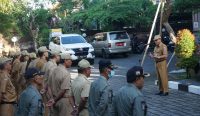 Sekda Kota Denpasar, IB Alit Wiradana saat gelar apel disiplin ASN di Kantor Camat Denpasar Utara, Selasa (16/05/23. (Ady/diksimerdeka.com)