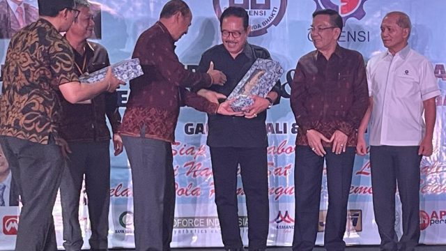 Wagub Bali, Tjok. Oka Ardhana Sukawati bersama pengurus BPD GAPENSI Bali saat Musda BPD GAPENSI Bali, di Hotel Four Star, Senin (15/05/23). (Sintya Gayatri/diksimerdeka.com)