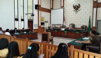 Sidang praperadilan penetapan tersangka Rektor Unud Nyoman Gde Antara di PN Denpasar, Selasa (2/05/23). Prof Antara ditetapkan tersangka dalam perkara dugaan korupsi atau penyalahgunaan dana SPI Unud periode tahun 2018-2022. (foto: Gusti Ngurah/diksimerdeka.com)