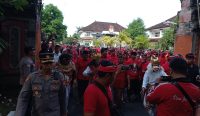 Iringan kirab budaya saat PDIP Bali mendaftarakan bacalegnya ke KPU Bali, Kamis (11/05/23). (Foto: Dewa/diksimerdeka.com)
