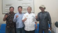 Kepala Dinas (Kadis) Pemberdayaan Masyarakat dan Desa ( PMD ) Kabupaten Labuhanbatu utara M Noer Lubis AP Msi saat menerima kedatangan pimpinan Lembaga Swadaya Masyarakat (LSM) di ruang kerjanya Dinas PMD, Kualu Selatan, Rabu (07/6/2023).