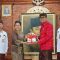 ket foto : pemberian penghargaan kepada aparatur desa Tegal Harum dan Kelurahan Pemecutan yang berhasil mendapatkan juara I lomba desa dan kelurahan tingkat provinsi Bali.
