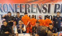 Polda Bali merikis penetapan tersangka 4 host live streaming judi online, di Mapolda Bali, Kamis (01/06/23). (Foto/Mang Ari)