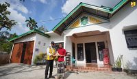 M. Amin, salah satu korban pelanggaran HAM berat di Aceh menerima bantuan rumah Kementerian PUPR. (Foto: Wibisono/PUPR)