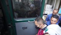 Direktur PT BUP, YUS saat dimasukan mobil tahanan Kejagung usai rilis penetapan dirinya sebagai tersangka korupsi, Kamis (15/6/23). YUS ditetapkan tersangka dalam dugaan korupsi penyediaan BTS dan infrastruktur pendukung di Kemenkominfo. (Foto/diksimerdeka.com)