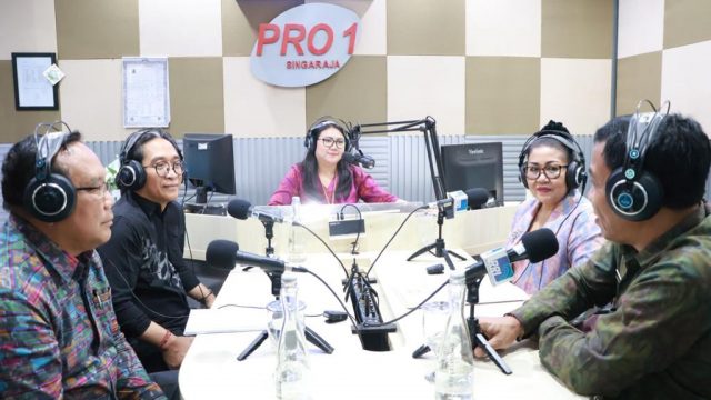 ket foto : Ketua TP PKK Bali, Putri Suastini Koster ikuti dialog interaktif yang disiarkan secara langsung oleh RRI Singaraja, Buleleng, Selasa (13/6/2023). Turut hadir juga sebagai narasumber Penjabat Bupati Buleleng Ketut Lihadnyana, Koordinator Kelompok Ahli Pembangunan Provinsi Bali I Made Damriyasa, Pokli Pembangunan Provinsi Bali Bidang Infrastruktur Wayan Kastawan.