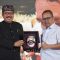 Ket foto : Wakil Gubernur Bali Cok Ace memberikan penghargaan berupa topeng sidakarya sebagai simbol apresiasi terhadap Kepala Perwakilan BI Bali Trisno Nugroho