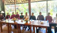 Konfrensi Pers Tim Seleksi anggota KPU Kabupaten/Kota di Bali, di salah satu Rumah Makan, Denpasar, Senin (12/06/2023). (Foto: Agus Pebriana/diksimerdeka.com)
