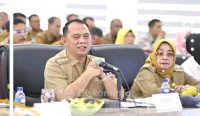 Bupati Labuhanbatu, Erik Adtrada Ritonga saat mengikuti evaluasi dan verifikasi lapangan hybrid KLA tahun 2023, di Kantor Bupati setempat, Selasa (13/06/23). (Foto: Hadyanto Sinaga/diksimerdeka.com)