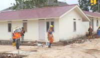 Sejumlah pekerja tengah mengerjakan proyek pembangunan rumah layak huni Kementerian PUPR. (Foto/Kementerian PUPR)