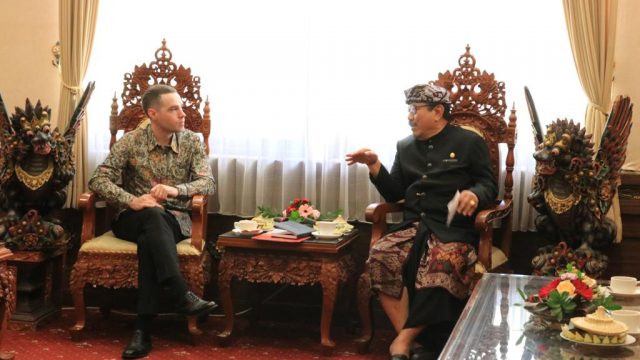 Ket Foto : Deputi Politik dan Ekonomi Konsulat Jenderal Amerika Serikat di Surabaya Clint Shoemake melakukan kunjungan ke Bali dan diterima oleh Wakil Gubernur Bali Tjokorda Oka Artha Ardana Sukawati, Kamis (22/06/2023).