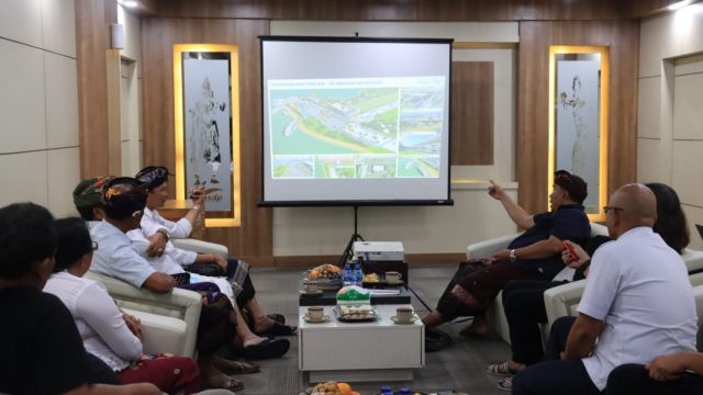 Bupati Jembrana I Nengah Tamba menggelar rapat bersama pihak PT ASDP, di Kantor ASDP, Gilimanuk, Minggu (4/6/2023). (Foto: Humas Pemkab Jembrana)