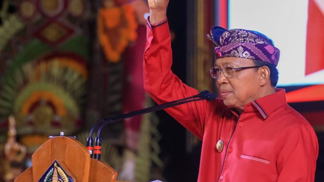Gubernur Bali Wayan Koster saat meluncurkan Haluan Pembangunan Bali Masa Depan, bertempat Taman Budaya Art Centar Denpasar, Jumat (28/07/2023). Foto: Agus/diksimerdeka.com