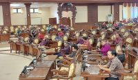 Ket Foto : Anggota DPRD Bali, hadir dalam rapat Paripurna dengan agenda penyampaian pandangan umum gabungan Fraksi terhadap dua Raperda inisiatif Gubernur Bali, Selasa (18/07/2023)