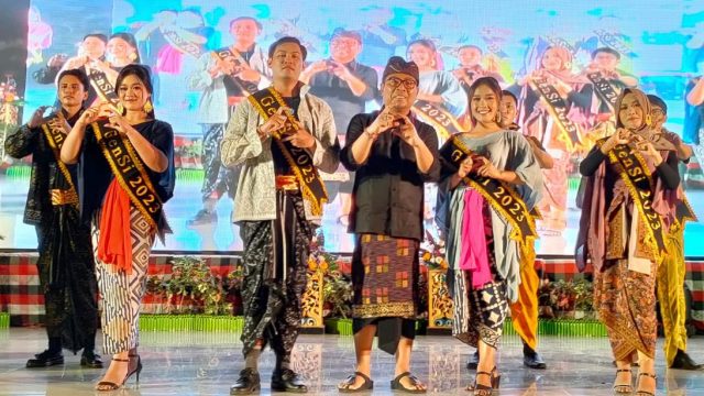 Wakil Wali Kota Denpasar I Kadek Agus Arya Wibawa melakukan pengukuhan Pengukuhan Generasi Koperasi (GenSi) di Gedung Asoka UNHI Denpasar, Jumat (21/07/2023). Foto: Agus Pebriana