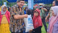 Manager SCP Bulog Kanwil Sulteng, Armin Bandjar saat menyerahkan beras kepada masyarakat di Kota Palu, Jumat (28/7/23). Foto: Rahmad Nur/dikaimerdeka.com