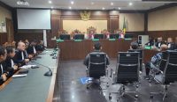 Persidangan dengan agenda pembacaan putusan oleh Majelis Hakim terhadap para terdakwa dalam perkara proyek pengadaan satelit orbit 123° BT , Senin (17/07/2023). Foto: Dok/Kejagung
