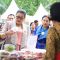 Putri Koster terpantau berinteraksi dengan pelaku UMKM dalam Kegiatan Pasar Gotong Royong, Jumat (28/07/2023). Foto: Gusti Ngurah/diksimerdeka.com