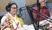Ketua TP PKK Bali Putri Suastini Koster bersama Koordinator Kelompok Ahli Pembangunan Pemerintah Provinsi Bali, Prof Damriyasa menghadiri Dialog Interaktif yang disiarkan langsung dari Studio RRI Denpasar, Senin (10/7/2023). (Foto: Dok/TP PKK Bali)